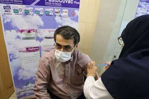 Professor Rahim Sorouri, the honored general director of the Pasteur Institute of Iran, on 16.07.2022, while visiting the vaccination department, received the fourth dose of PastoCovac vaccine